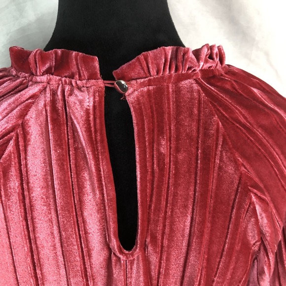 CABLE & GAUGE Sie Medium Ribbed Velvet Smocked Cuff Long Sleeve Keyhole Blouse - Picture 6 of 10